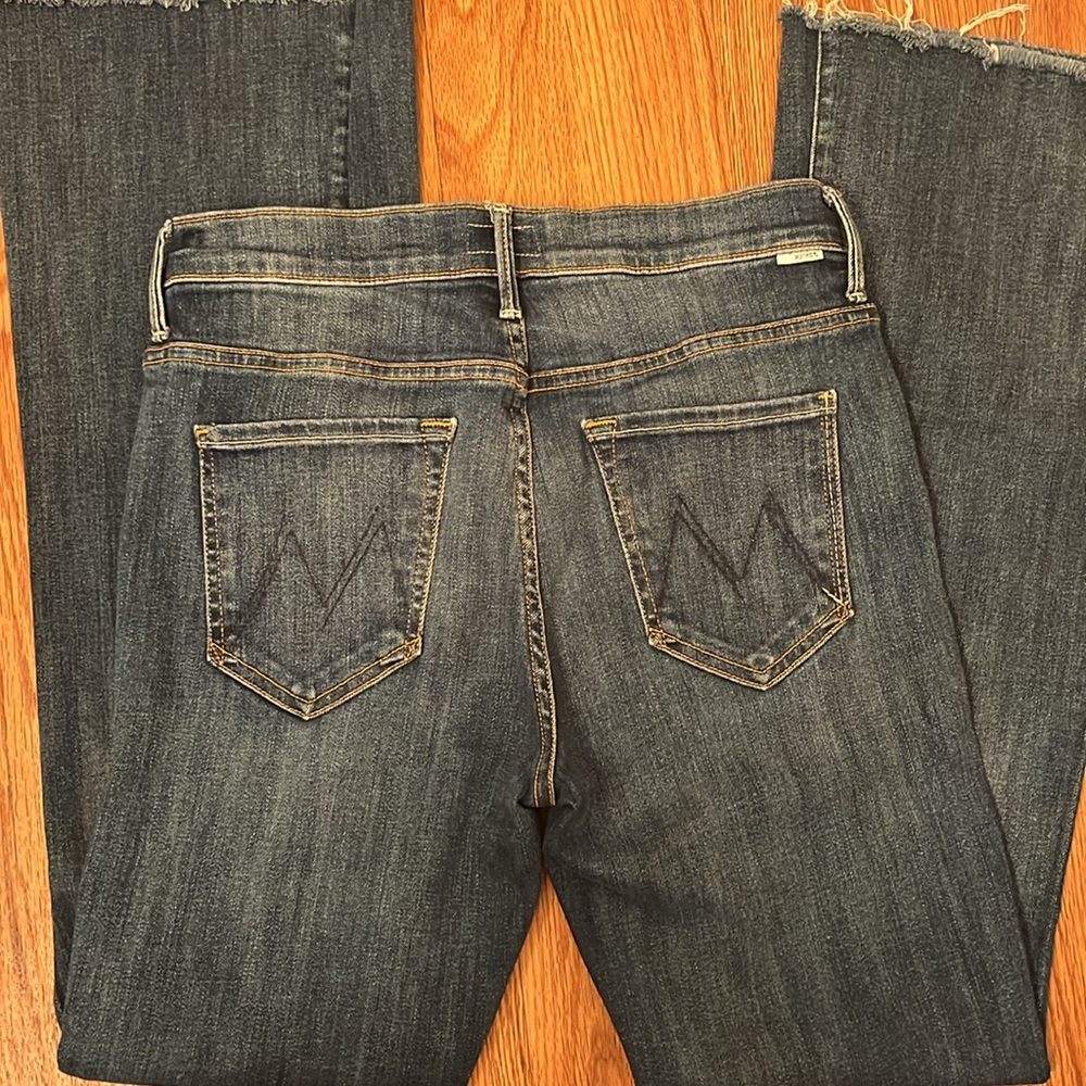 MOTHER The Weekender Fray flare jeans in wash Not Rough Enough size 29